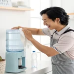 Pria membersihkan mulut galon air minum dengan tisu galon